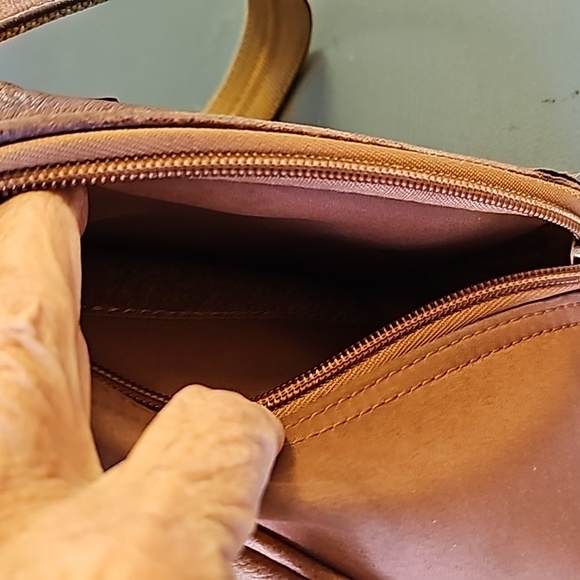 Gun tote'n Momas, leather bag. Lots of zippers and pockets. - Picture 3 of 17